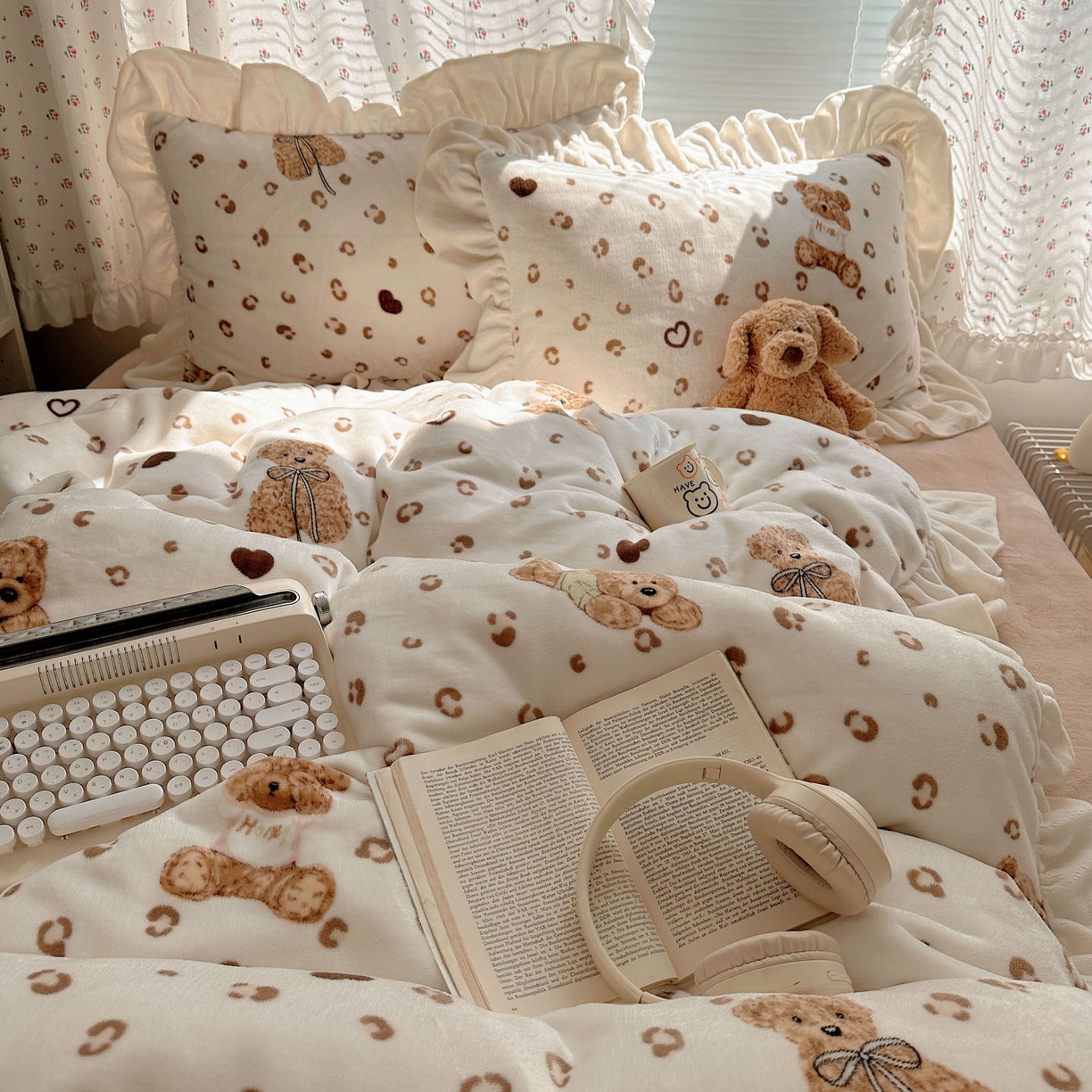 91家纺网 家纺一手货源 找家纺 轻奢坊 2025新款牛奶绒ins博主风卡通印花花边四件套 Q萌豹纹小熊