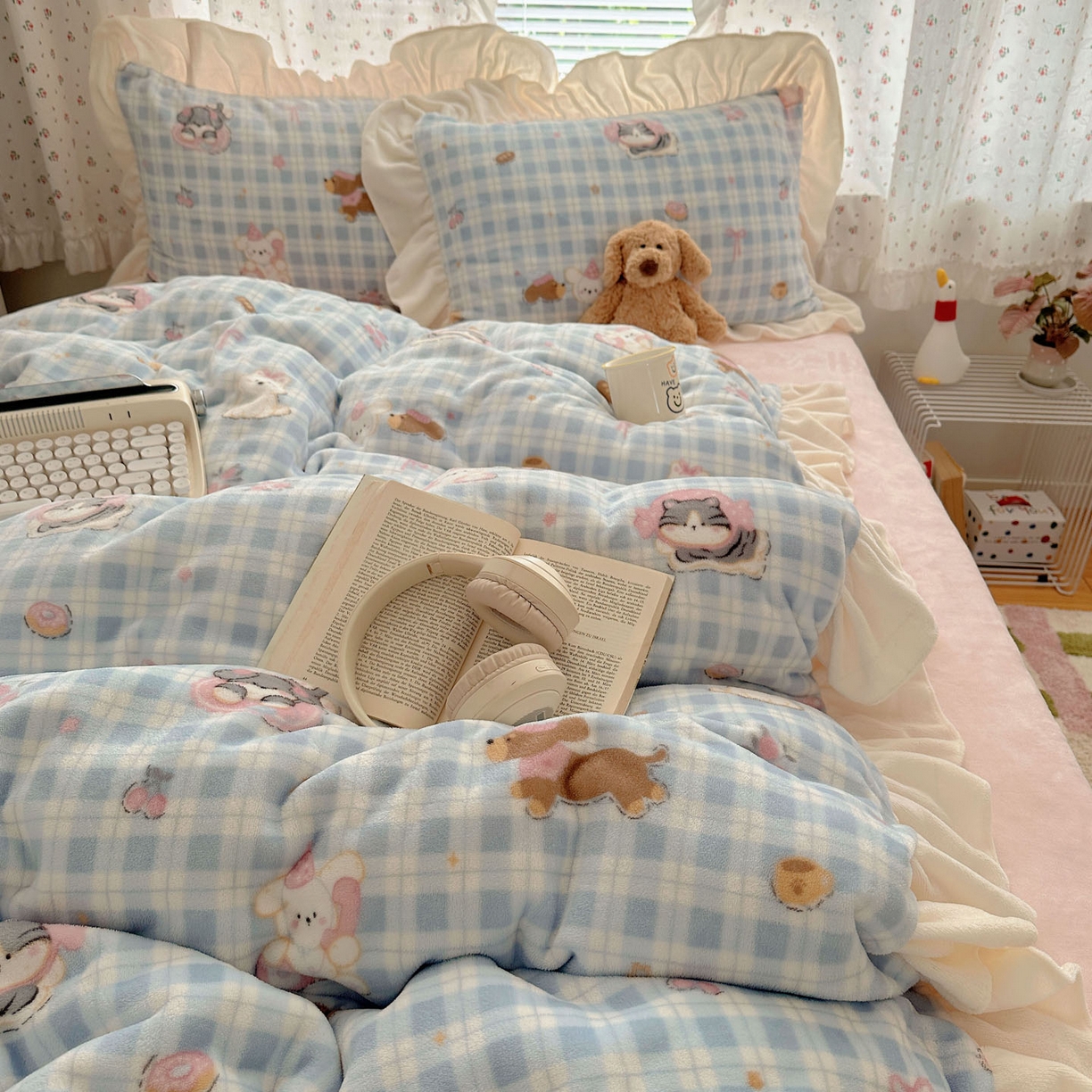 91家纺网 家纺一手货源 找家纺 轻奢坊 2025新款牛奶绒ins博主风卡通印花花边四件套 Q萌蓝格小猫