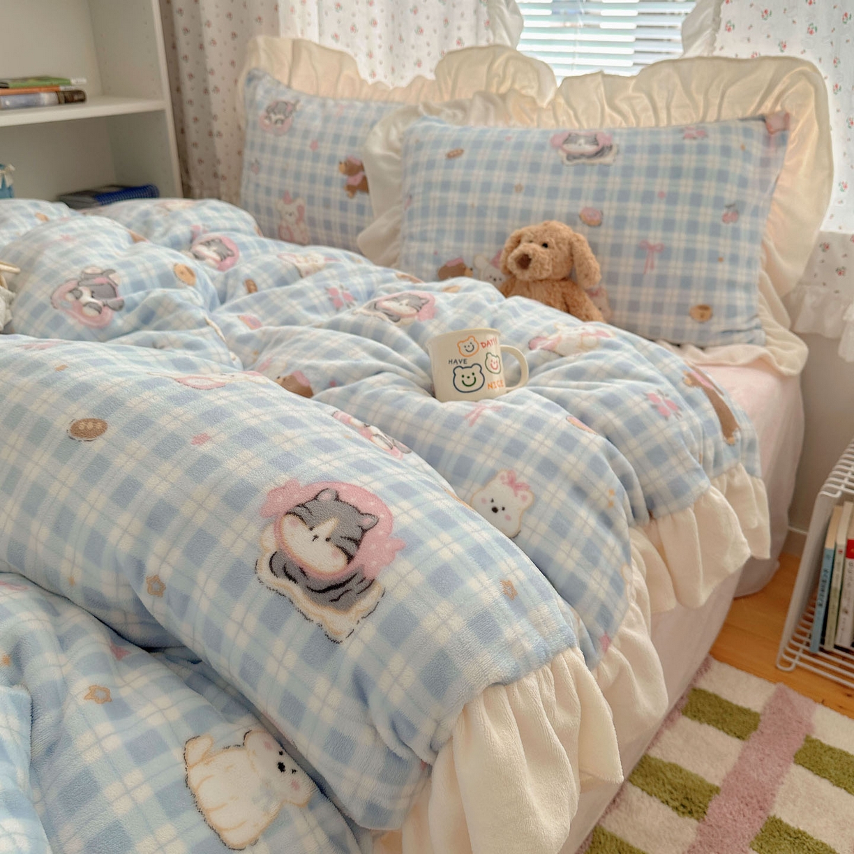 91家纺网 家纺一手货源 找家纺 轻奢坊 2025新款牛奶绒ins博主风卡通印花花边四件套 Q萌蓝格小猫