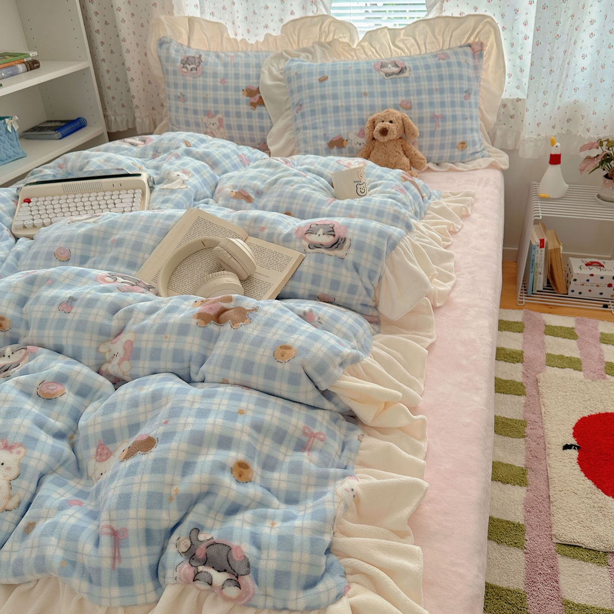 91家纺网 家纺一手货源 找家纺 轻奢坊 2025新款牛奶绒ins博主风卡通印花花边四件套 Q萌蓝格小猫