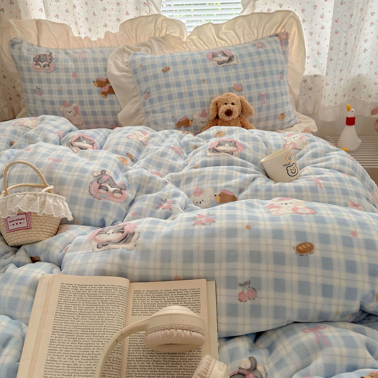 91家纺网 家纺一手货源 找家纺 轻奢坊 2025新款牛奶绒ins博主风卡通印花花边四件套 Q萌蓝格小猫