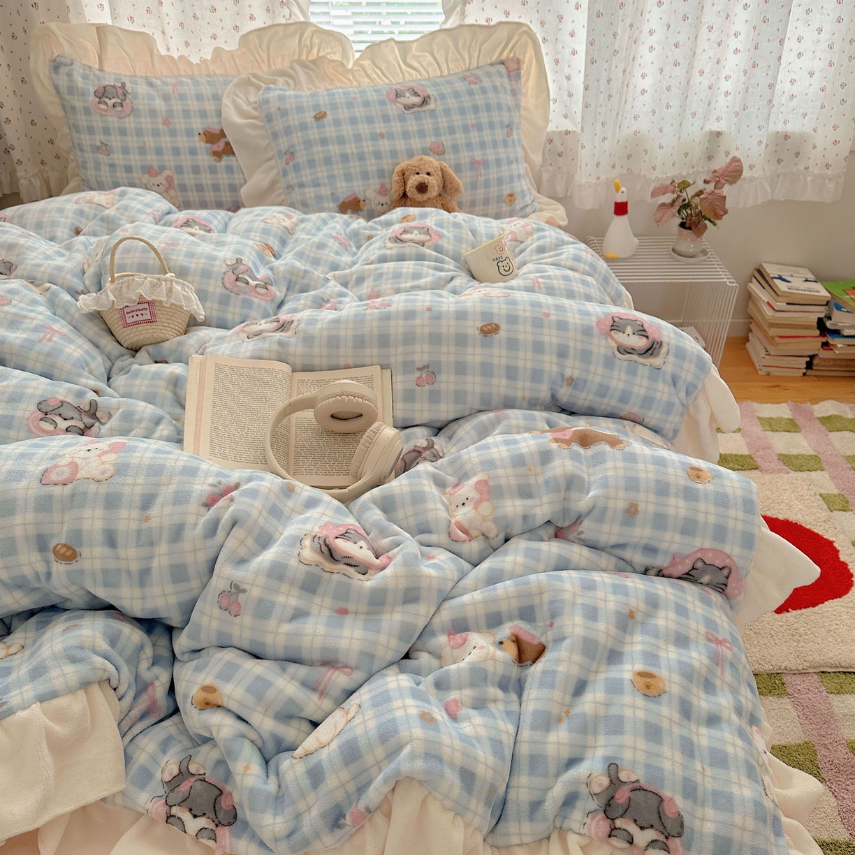 91家纺网 家纺一手货源 找家纺 轻奢坊 2025新款牛奶绒ins博主风卡通印花花边四件套 Q萌蓝格小猫