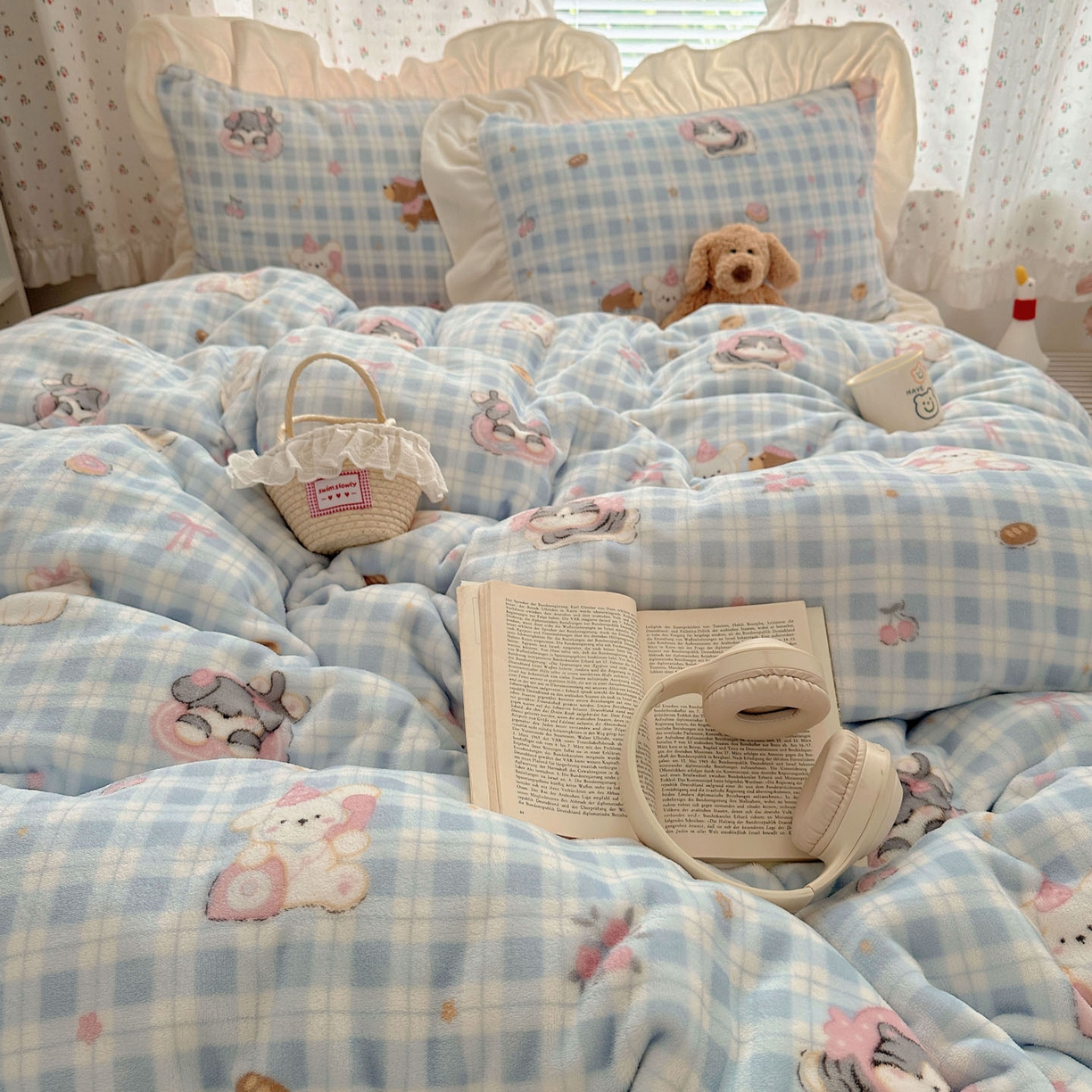 91家纺网 家纺一手货源 找家纺 轻奢坊 2025新款牛奶绒ins博主风卡通印花花边四件套 Q萌蓝格小猫