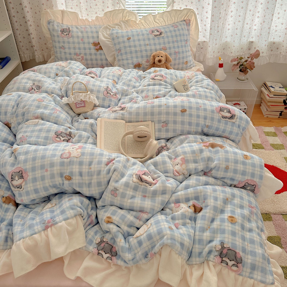 91家纺网 家纺一手货源 找家纺 轻奢坊 2025新款牛奶绒ins博主风卡通印花花边四件套 Q萌蓝格小猫