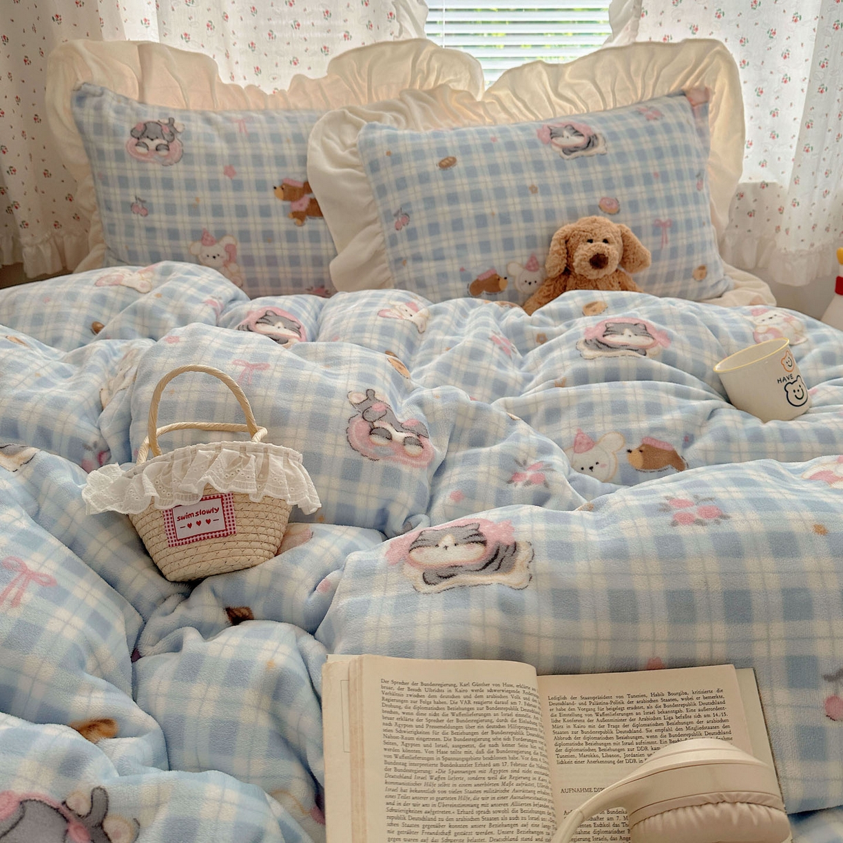 91家纺网 家纺一手货源 找家纺 轻奢坊 2025新款牛奶绒ins博主风卡通印花花边四件套 Q萌蓝格小猫