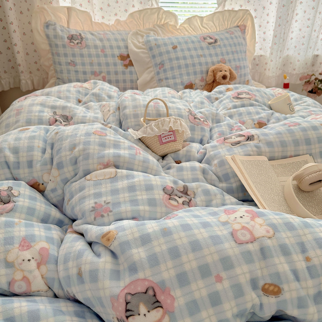 91家纺网 家纺一手货源 找家纺 轻奢坊 2025新款牛奶绒ins博主风卡通印花花边四件套 Q萌蓝格小猫