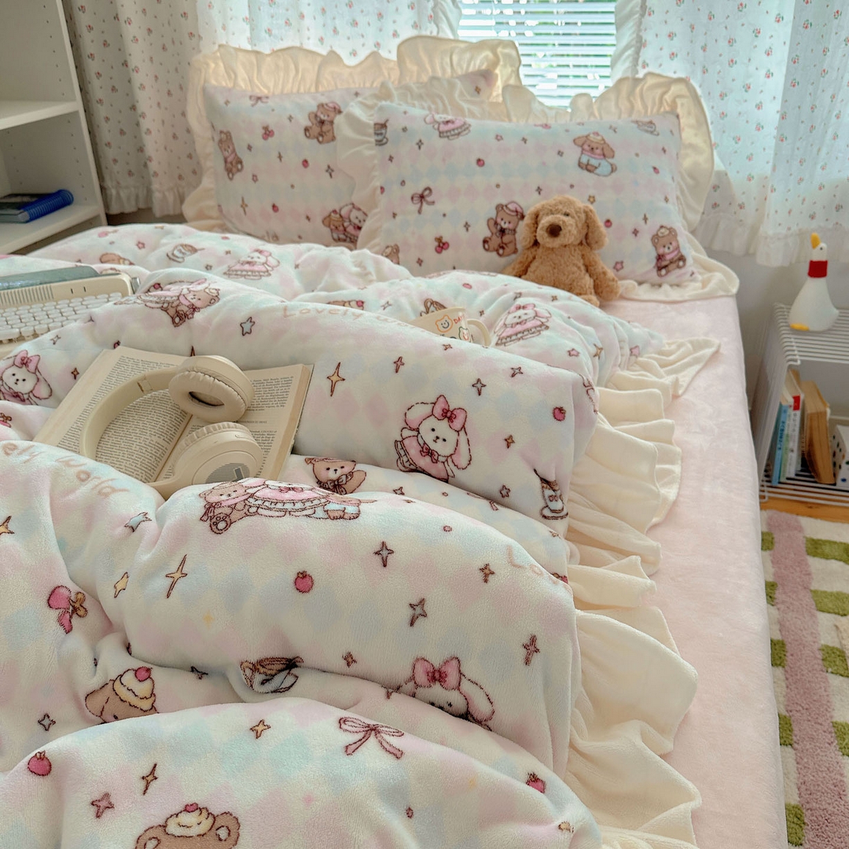 91家纺网 家纺一手货源 找家纺 轻奢坊 2025新款牛奶绒ins博主风卡通印花花边四件套 Q萌星星宠物