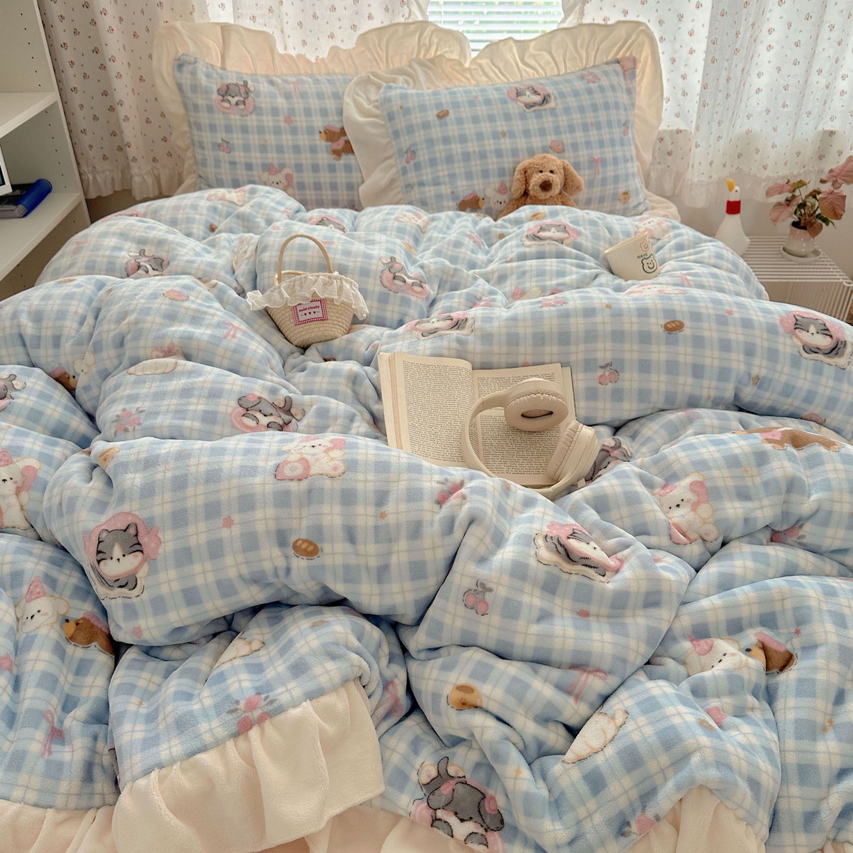 91家纺网 家纺一手货源 找家纺 轻奢坊 2025新款牛奶绒ins博主风卡通印花花边四件套 Q萌蓝格小猫