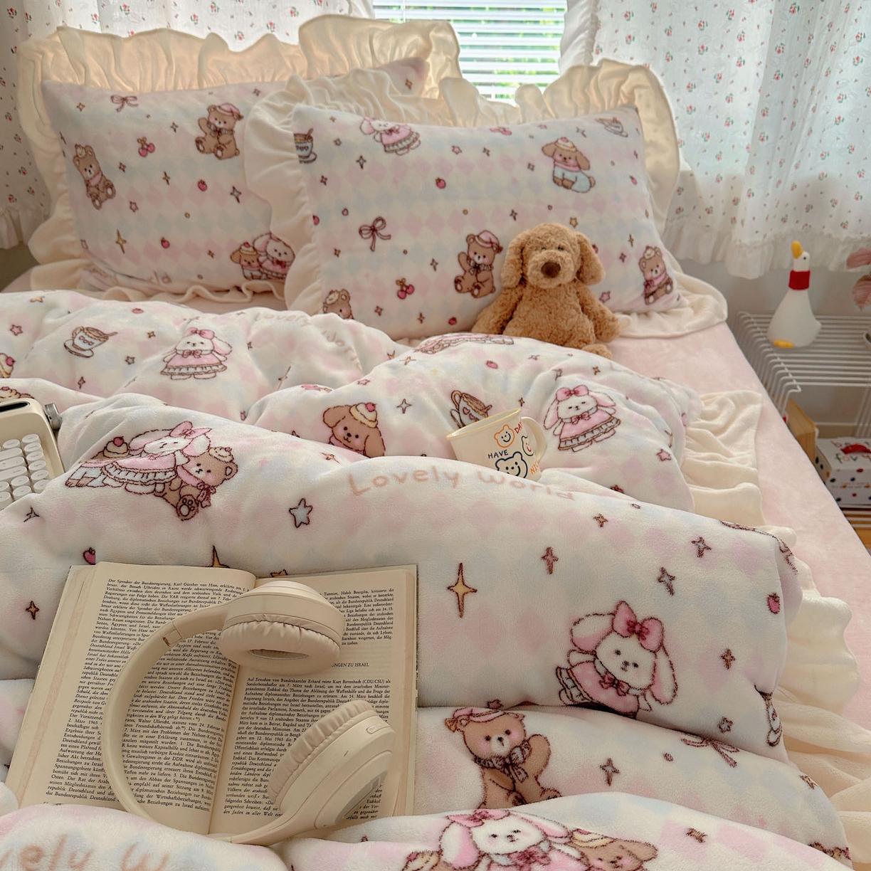 91家纺网 家纺一手货源 找家纺 轻奢坊 2025新款牛奶绒ins博主风卡通印花花边四件套 Q萌星星宠物