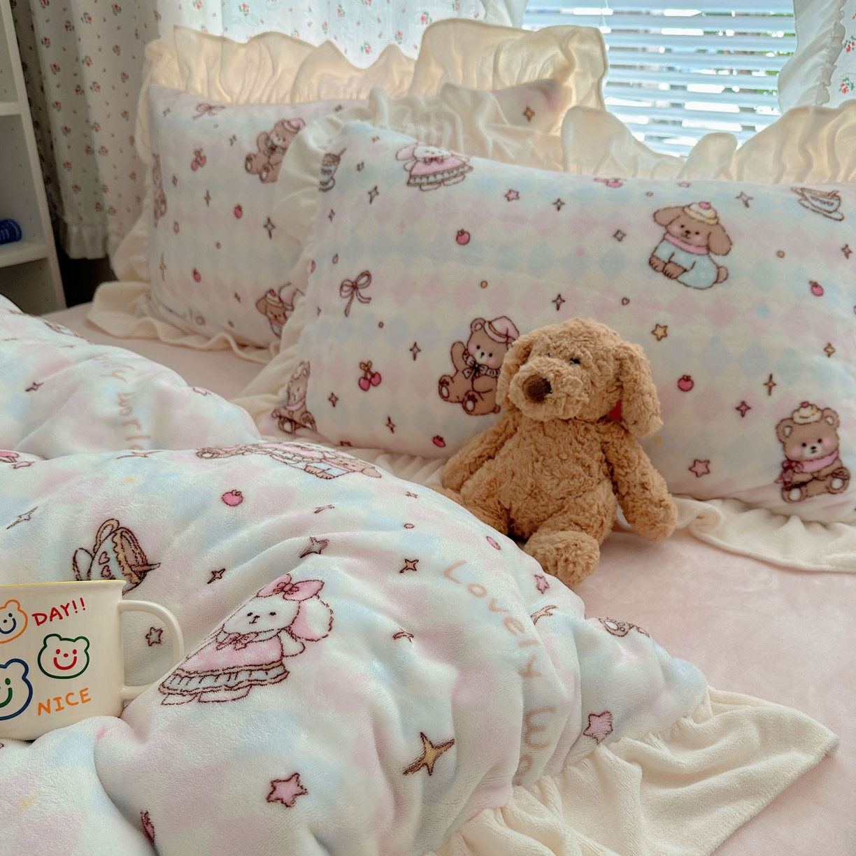 91家纺网 家纺一手货源 找家纺 轻奢坊 2025新款牛奶绒ins博主风卡通印花花边四件套 Q萌星星宠物