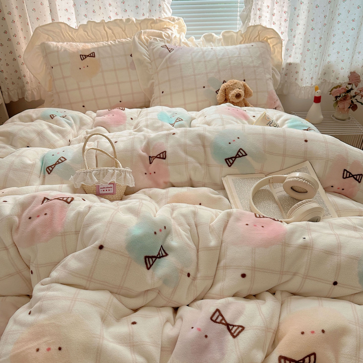 91家纺网 家纺一手货源 找家纺 轻奢坊 2025新款牛奶绒ins博主风卡通印花花边四件套 Q萌棉花糖兔