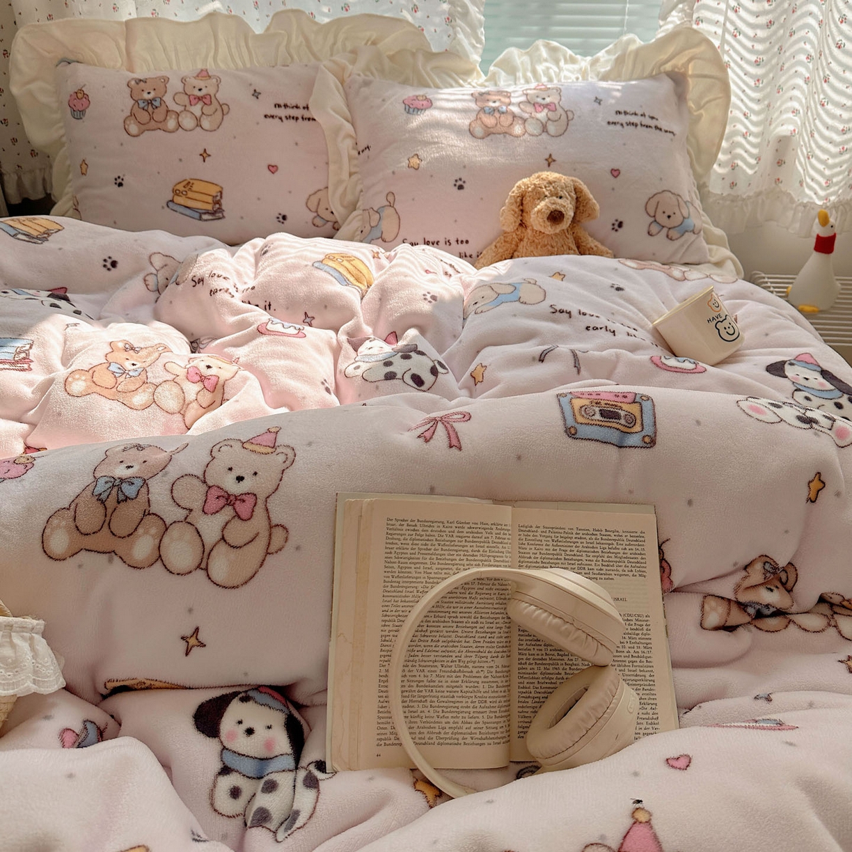 91家纺网 家纺一手货源 找家纺 轻奢坊 2025新款牛奶绒ins博主风卡通印花花边四件套 Q萌熊仔狗狗