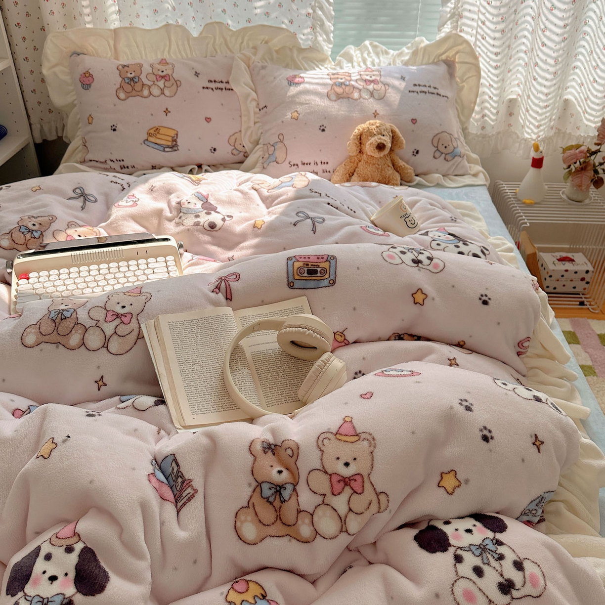 91家纺网 家纺一手货源 找家纺 轻奢坊 2025新款牛奶绒ins博主风卡通印花花边四件套 Q萌熊仔狗狗