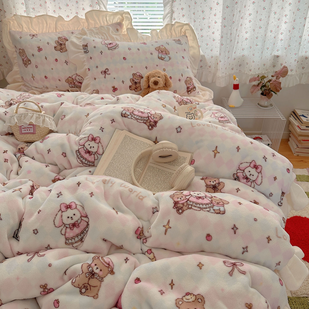 91家纺网 家纺一手货源 找家纺 轻奢坊 2025新款牛奶绒ins博主风卡通印花花边四件套 Q萌星星宠物