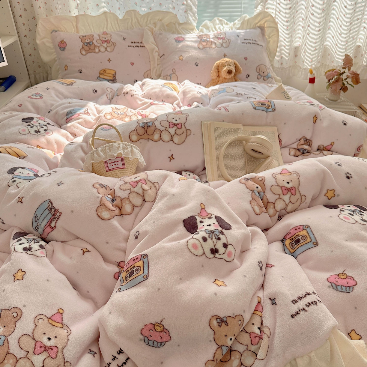 91家纺网 家纺一手货源 找家纺 轻奢坊 2025新款牛奶绒ins博主风卡通印花花边四件套 Q萌熊仔狗狗