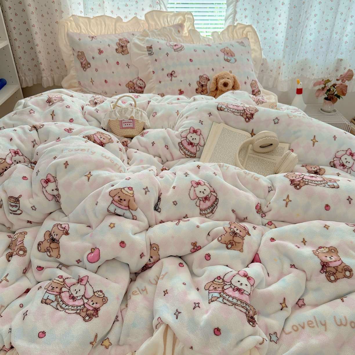 91家纺网 家纺一手货源 找家纺 轻奢坊 2025新款牛奶绒ins博主风卡通印花花边四件套 Q萌星星宠物