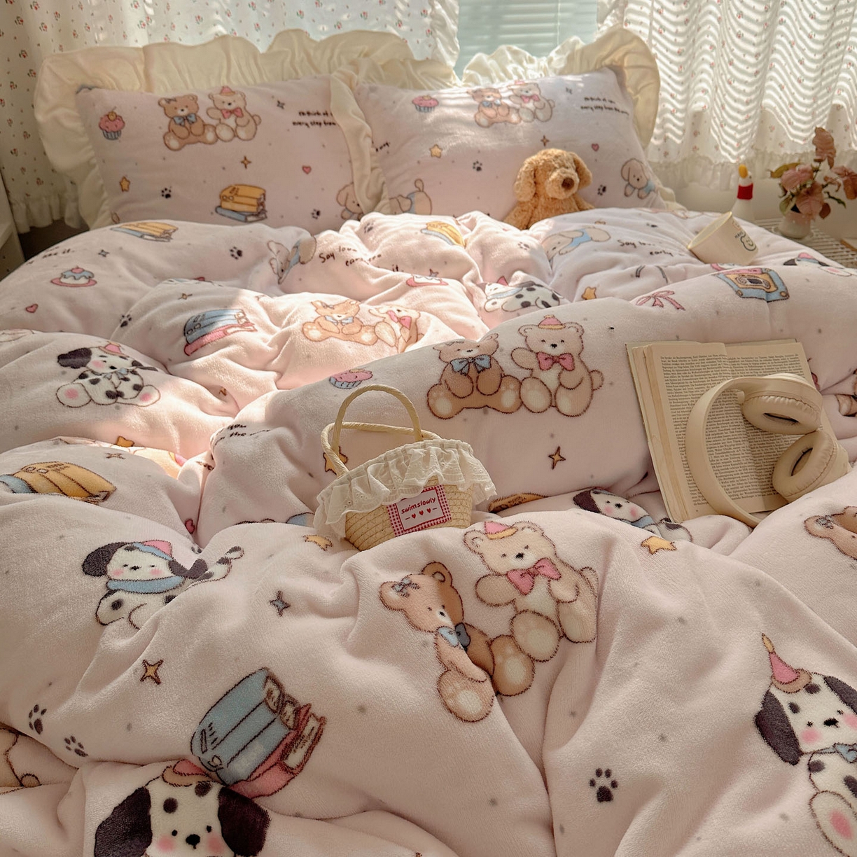 91家纺网 家纺一手货源 找家纺 轻奢坊 2025新款牛奶绒ins博主风卡通印花花边四件套 Q萌熊仔狗狗