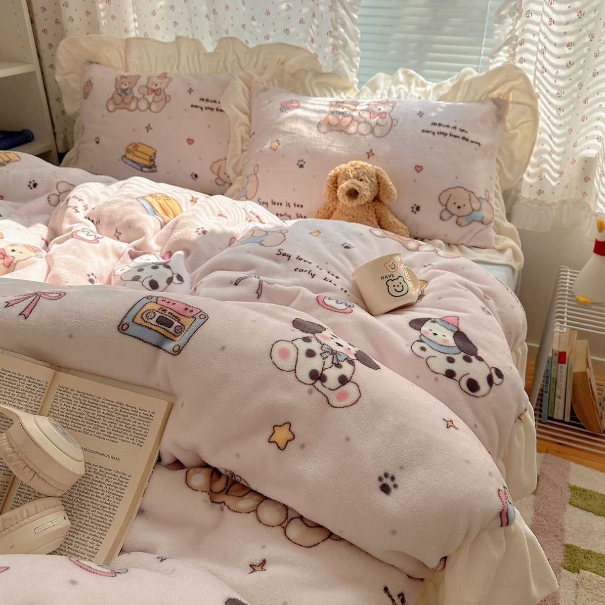 91家纺网 家纺一手货源 找家纺 轻奢坊 2025新款牛奶绒ins博主风卡通印花花边四件套 Q萌熊仔狗狗