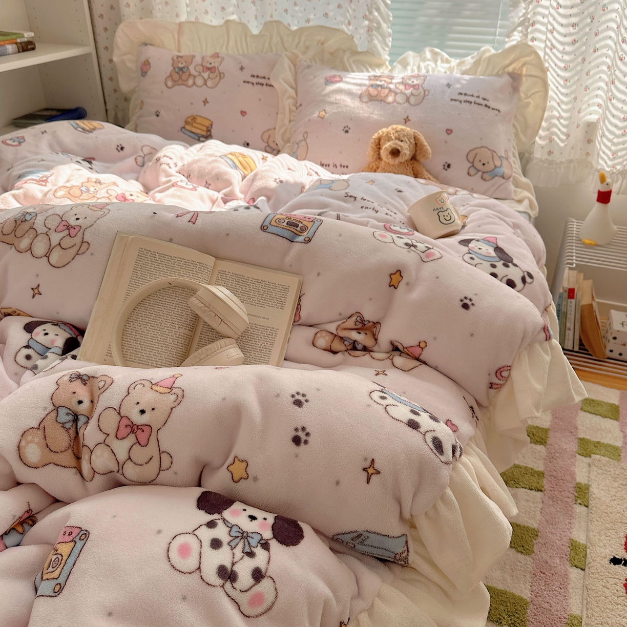 91家纺网 家纺一手货源 找家纺 轻奢坊 2025新款牛奶绒ins博主风卡通印花花边四件套 Q萌熊仔狗狗