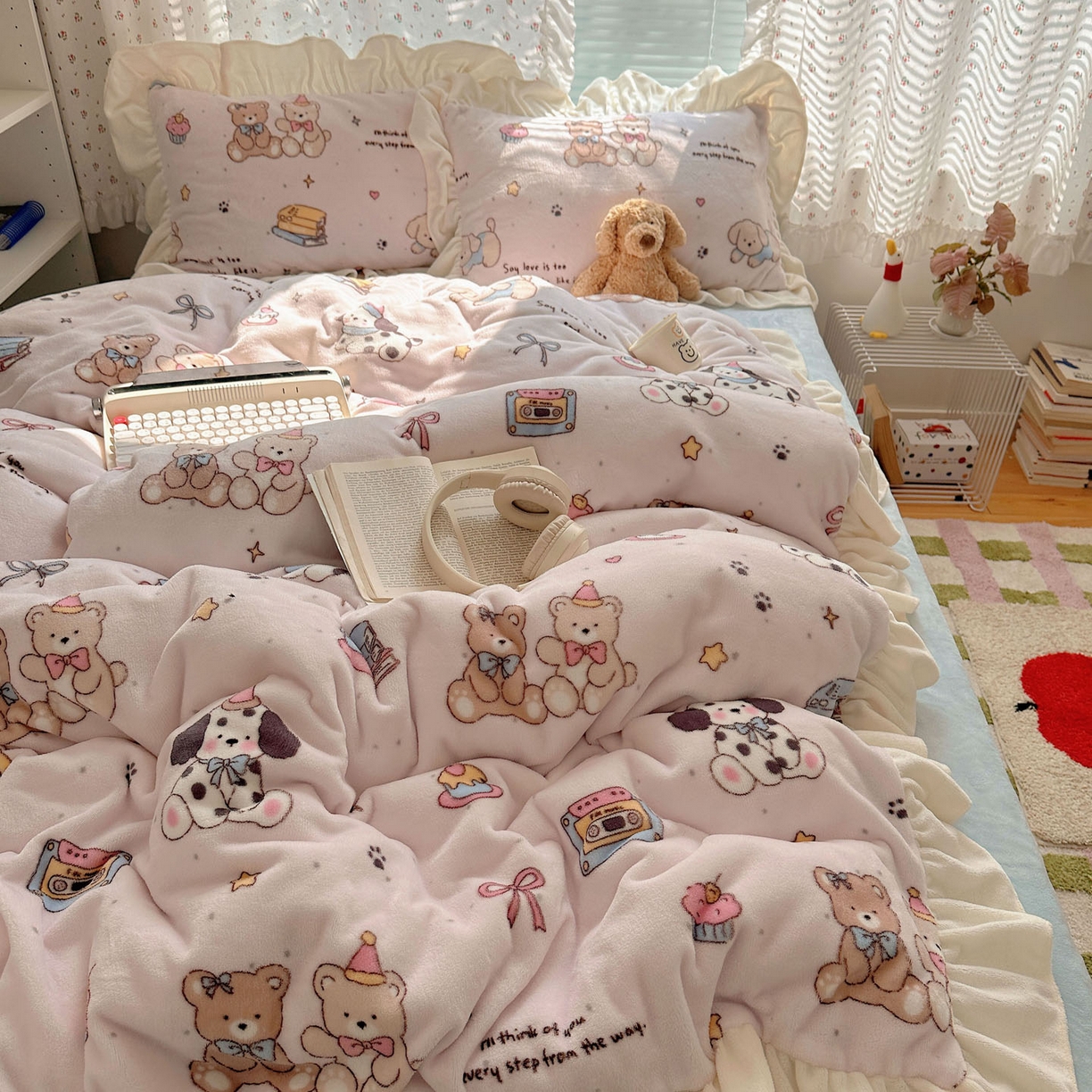 91家纺网 家纺一手货源 找家纺 轻奢坊 2025新款牛奶绒ins博主风卡通印花花边四件套 Q萌熊仔狗狗