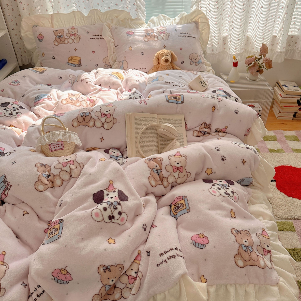 91家纺网 家纺一手货源 找家纺 轻奢坊 2025新款牛奶绒ins博主风卡通印花花边四件套 Q萌熊仔狗狗