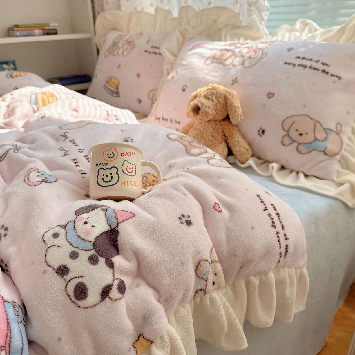 91家纺网 家纺一手货源 找家纺 轻奢坊 2025新款牛奶绒ins博主风卡通印花花边四件套 Q萌熊仔狗狗