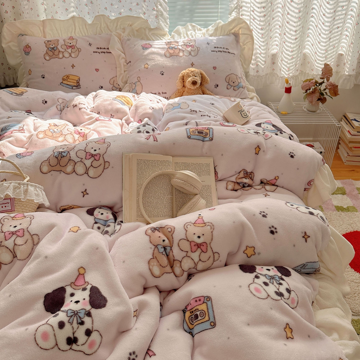 91家纺网 家纺一手货源 找家纺 轻奢坊 2025新款牛奶绒ins博主风卡通印花花边四件套 Q萌熊仔狗狗