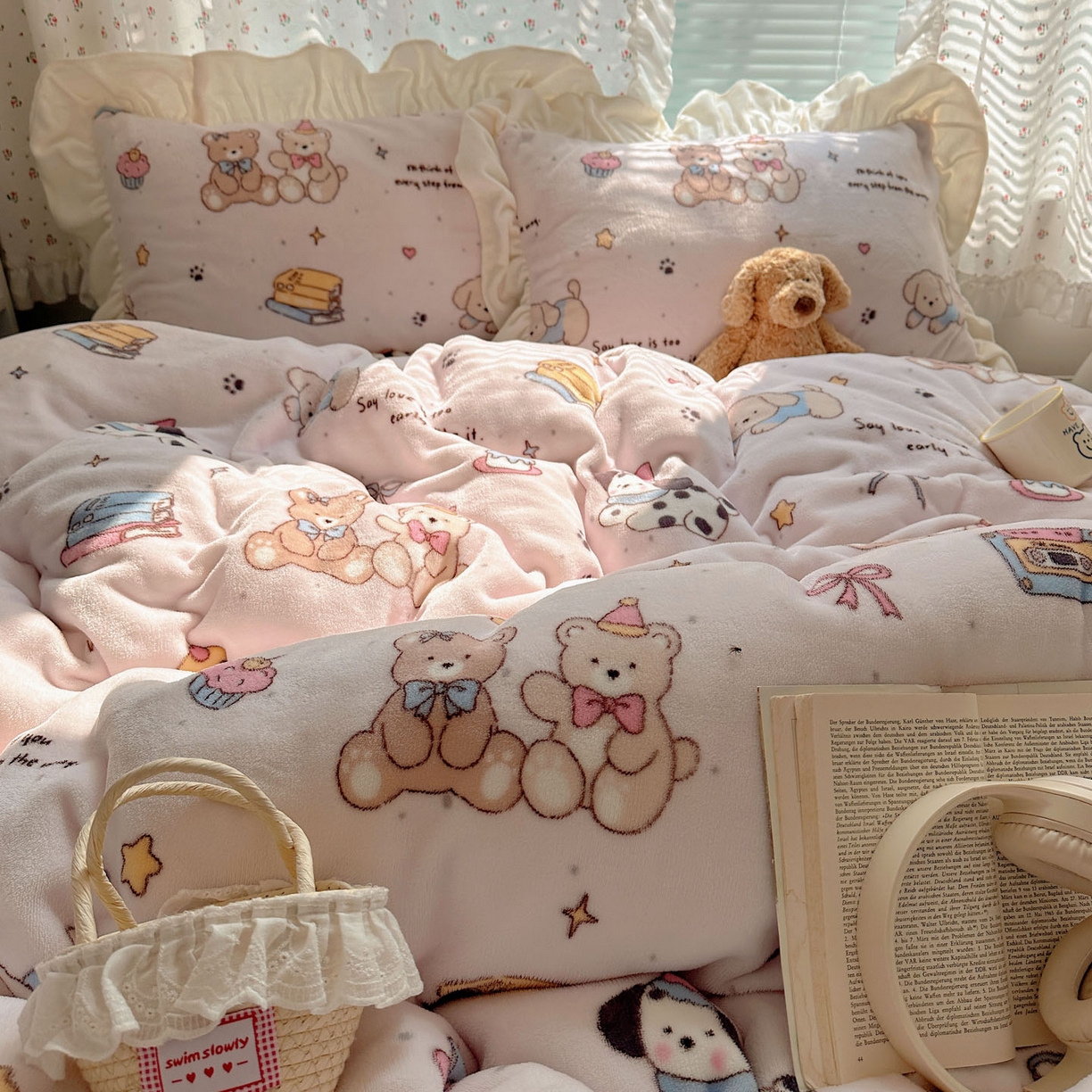 91家纺网 家纺一手货源 找家纺 轻奢坊 2025新款牛奶绒ins博主风卡通印花花边四件套 Q萌熊仔狗狗