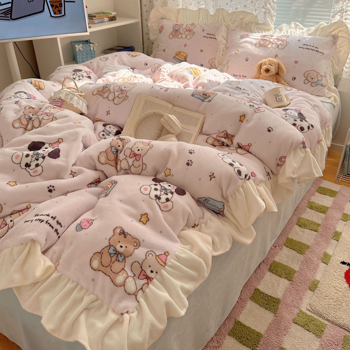 91家纺网 家纺一手货源 找家纺 轻奢坊 2025新款牛奶绒ins博主风卡通印花花边四件套 Q萌熊仔狗狗