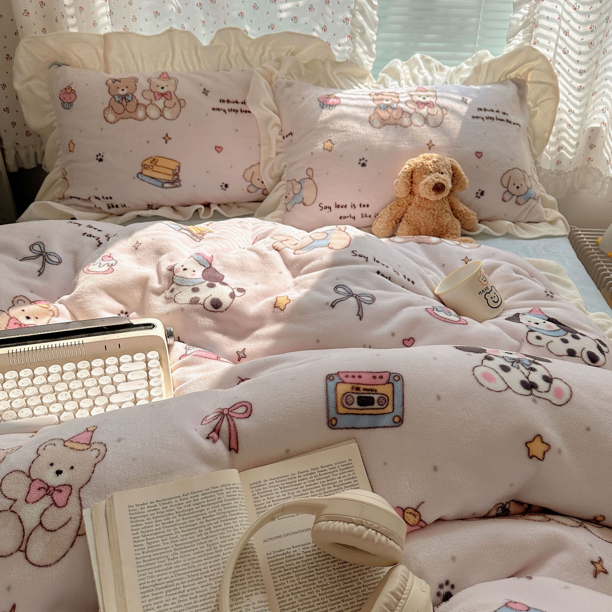 91家纺网 家纺一手货源 找家纺 轻奢坊 2025新款牛奶绒ins博主风卡通印花花边四件套 Q萌熊仔狗狗