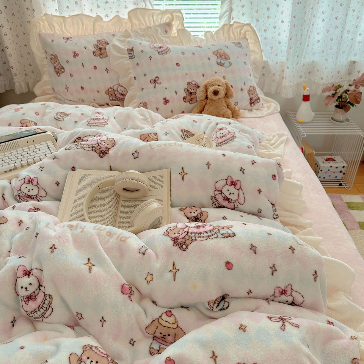 91家纺网 家纺一手货源 找家纺 轻奢坊 2025新款牛奶绒ins博主风卡通印花花边四件套 Q萌星星宠物