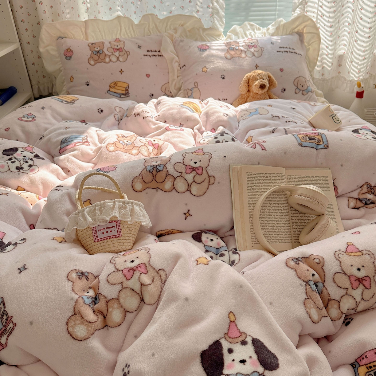 91家纺网 家纺一手货源 找家纺 轻奢坊 2025新款牛奶绒ins博主风卡通印花花边四件套 Q萌熊仔狗狗