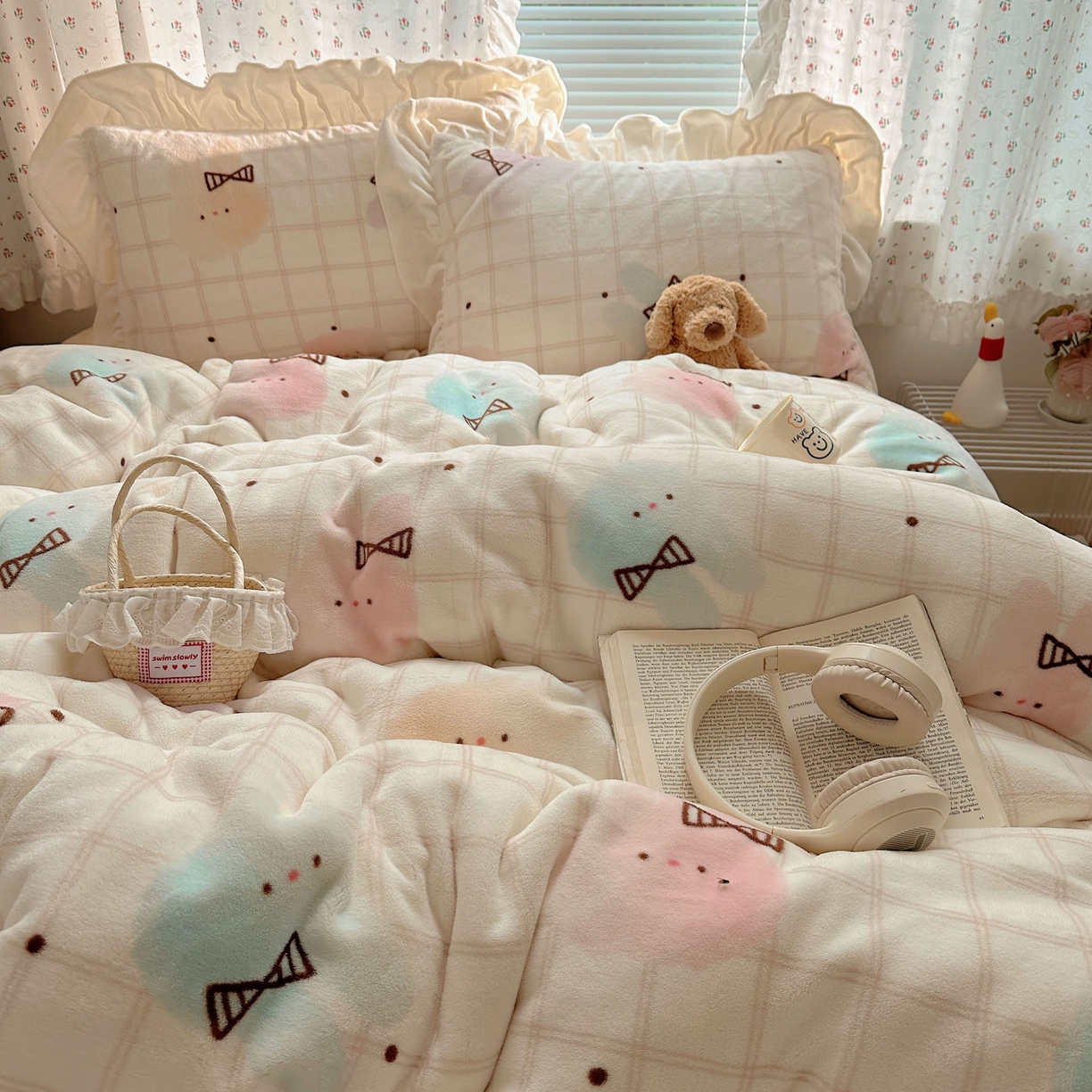 91家纺网 家纺一手货源 找家纺 轻奢坊 2025新款牛奶绒ins博主风卡通印花花边四件套 Q萌棉花糖兔