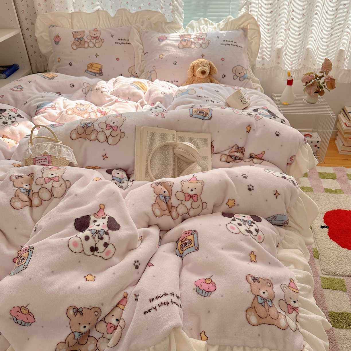 91家纺网 家纺一手货源 找家纺 轻奢坊 2025新款牛奶绒ins博主风卡通印花花边四件套 Q萌熊仔狗狗