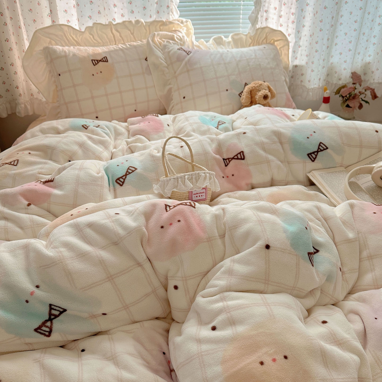 91家纺网 家纺一手货源 找家纺 轻奢坊 2025新款牛奶绒ins博主风卡通印花花边四件套 Q萌棉花糖兔