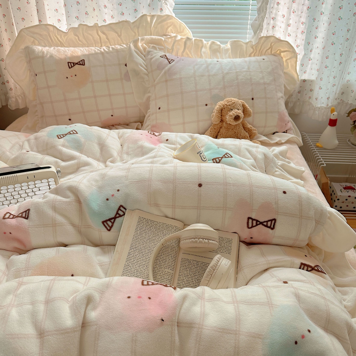 91家纺网 家纺一手货源 找家纺 轻奢坊 2025新款牛奶绒ins博主风卡通印花花边四件套 Q萌棉花糖兔