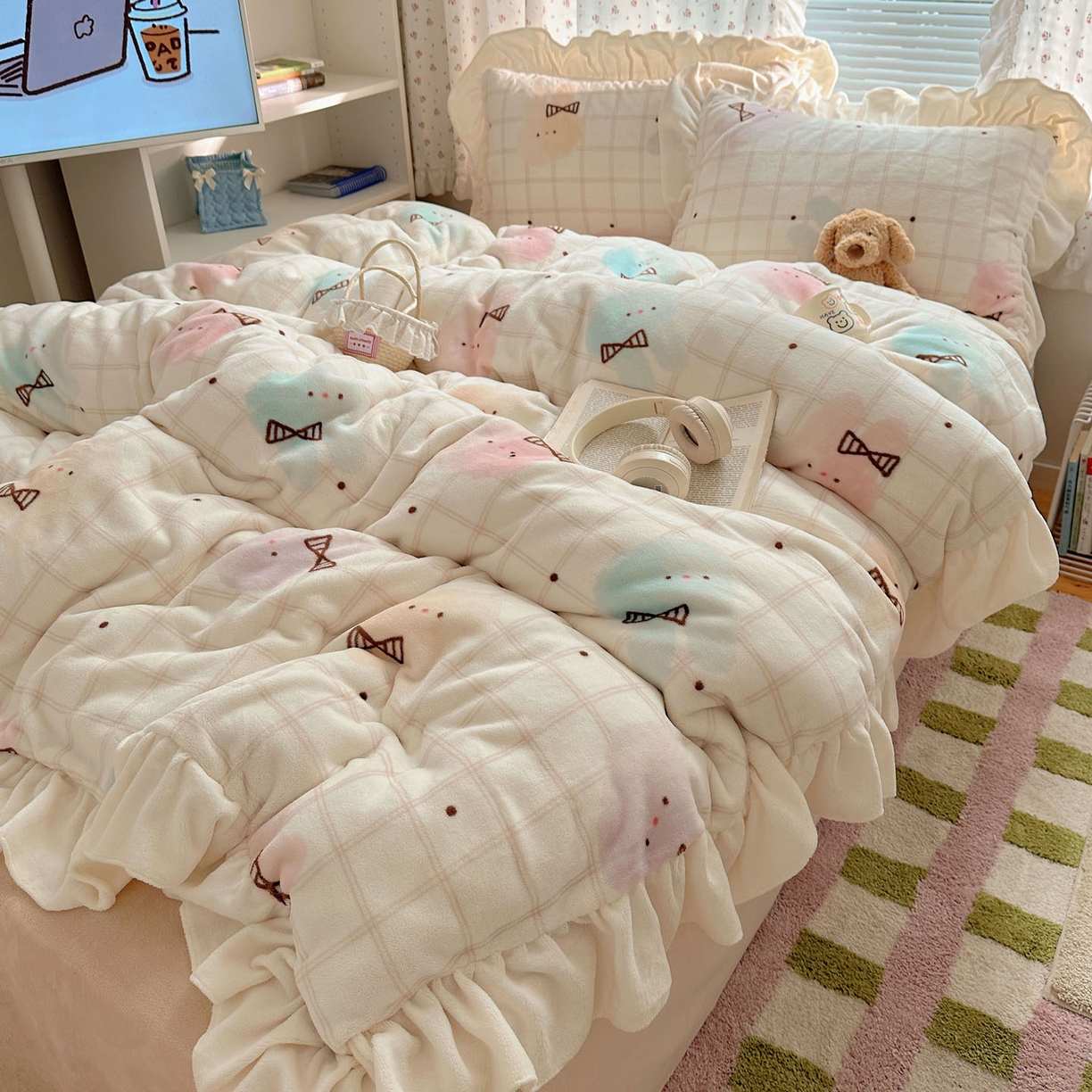 91家纺网 家纺一手货源 找家纺 轻奢坊 2025新款牛奶绒ins博主风卡通印花花边四件套 Q萌棉花糖兔