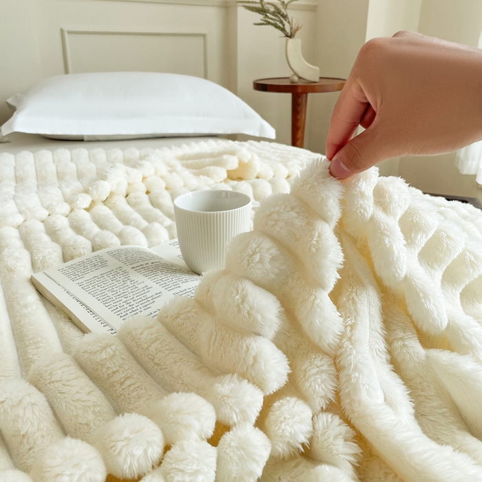 91家纺网 家纺一手货源 找家纺 乐窝家纺仓储 2025新款跨境外贸直播热品兔毛绒高克重多功能抽条毛毯盖毯午睡毯 奶白