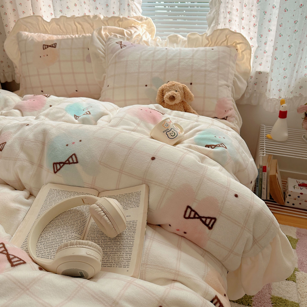 91家纺网 家纺一手货源 找家纺 轻奢坊 2025新款牛奶绒ins博主风卡通印花花边四件套 Q萌棉花糖兔