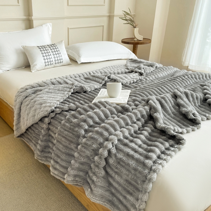 91家纺网 家纺一手货源 找家纺 乐窝家纺仓储 2025新款跨境外贸直播热品兔毛绒高克重多功能抽条毛毯盖毯午睡毯 浅灰