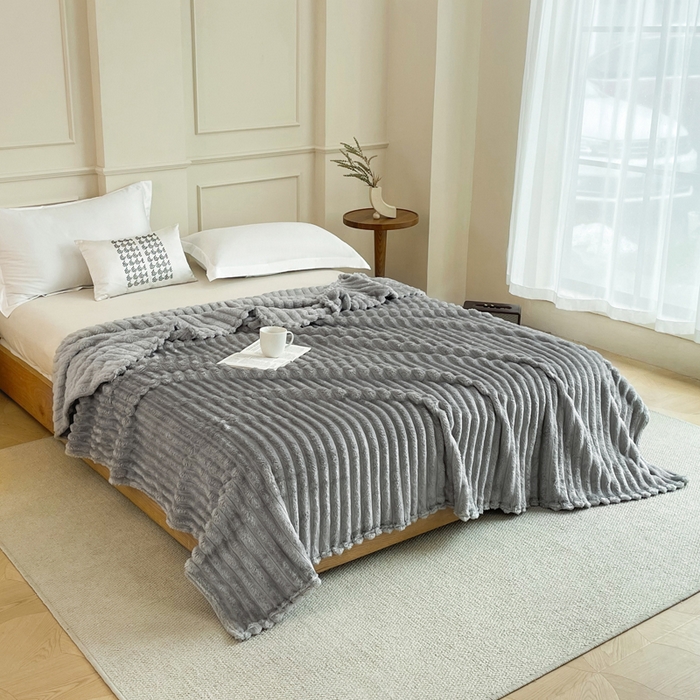 91家纺网 家纺一手货源 找家纺 乐窝家纺仓储 2025新款跨境外贸直播热品兔毛绒高克重多功能抽条毛毯盖毯午睡毯 浅灰