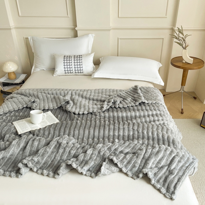 91家纺网 家纺一手货源 找家纺 乐窝家纺仓储 2025新款跨境外贸直播热品兔毛绒高克重多功能抽条毛毯盖毯午睡毯 浅灰