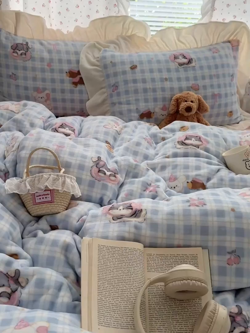 91家纺网 家纺一手货源 找家纺 轻奢坊 2025新款牛奶绒ins博主风卡通印花花边四件套 Q萌蓝格小猫