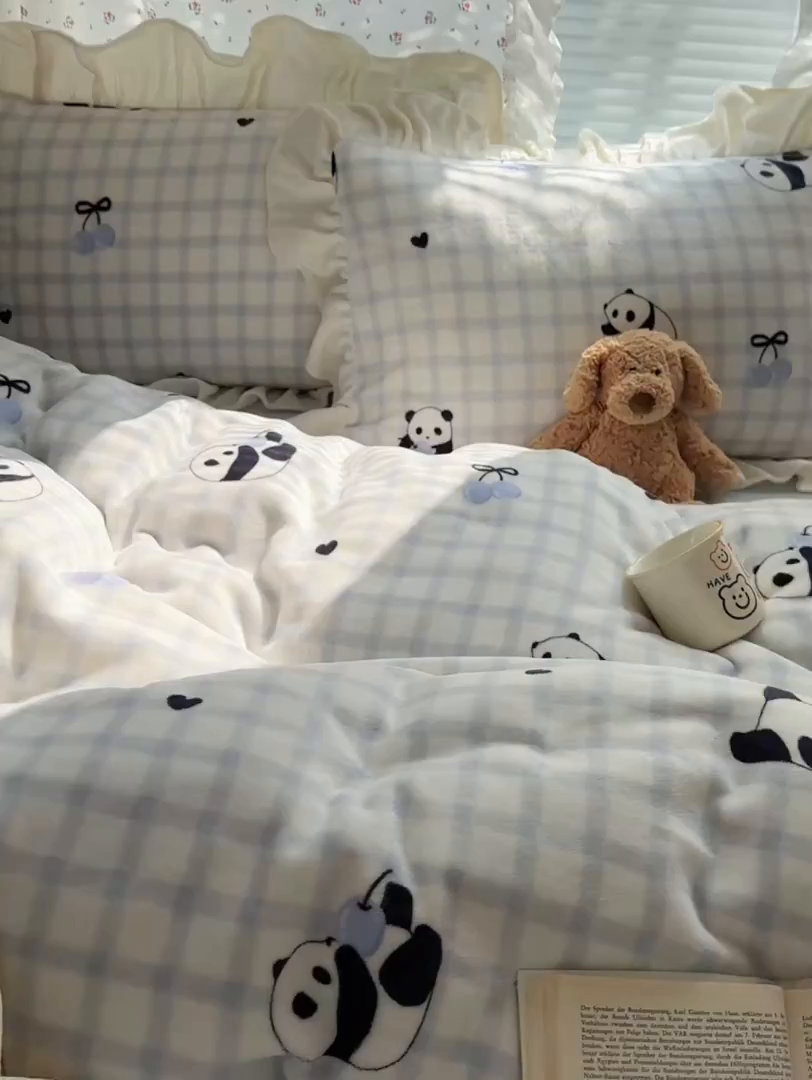 91家纺网 家纺一手货源 找家纺 轻奢坊 2025新款牛奶绒ins博主风卡通印花花边四件套 Q萌格子熊猫