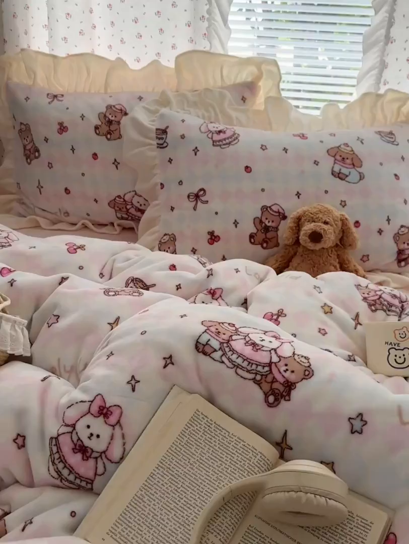 91家纺网 家纺一手货源 找家纺 轻奢坊 2025新款牛奶绒ins博主风卡通印花花边四件套 Q萌星星宠物