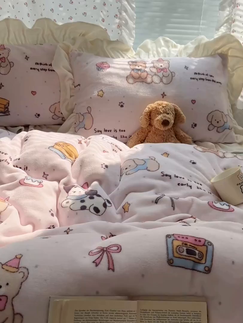 91家纺网 家纺一手货源 找家纺 轻奢坊 2025新款牛奶绒ins博主风卡通印花花边四件套 Q萌熊仔狗狗