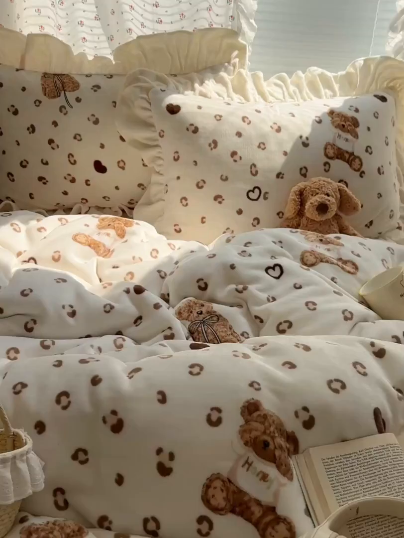 91家纺网 家纺一手货源 找家纺 轻奢坊 2025新款牛奶绒ins博主风卡通印花花边四件套 Q萌豹纹小熊