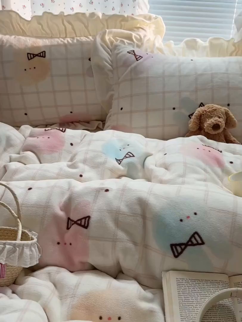 91家纺网 家纺一手货源 找家纺 轻奢坊 2025新款牛奶绒ins博主风卡通印花花边四件套 Q萌棉花糖兔