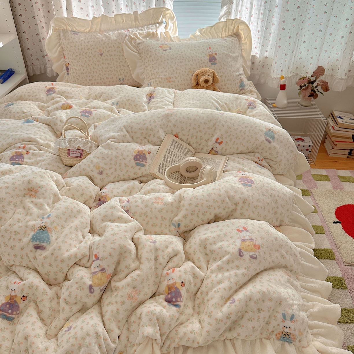 91家纺网 家纺一手货源 找家纺 轻奢坊 2025新款牛奶绒ins博主风卡通印花花边四件套 Q萌碎花小兔