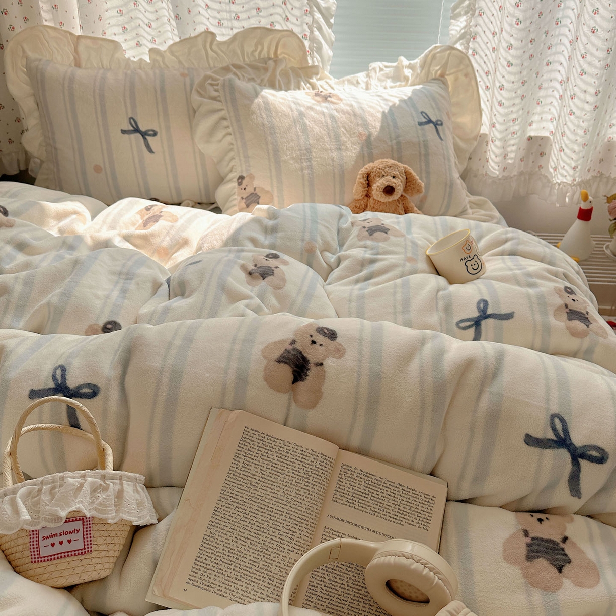 91家纺网 家纺一手货源 找家纺 轻奢坊 2025新款牛奶绒ins博主风卡通印花花边四件套 Q萌蝴蝶结熊